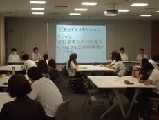 パネリストの話を聞いている写真