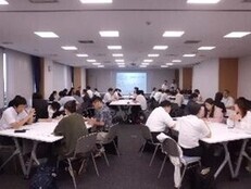 お互いの実践をグループになって話し合っている写真