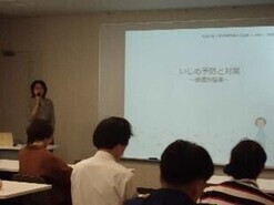 お話をされている郭　理恵さんの写真