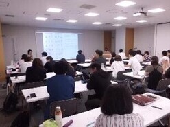 講師の話を熱心に聞いている参加者の写真