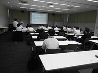 受講者が講義を受けている写真