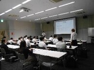 受講者が自分の考えを発表している写真