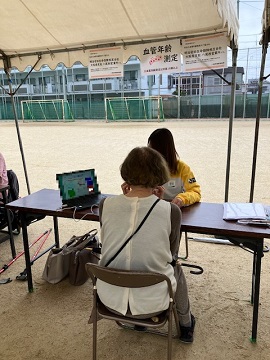 高安西小学校区敬老祝寿記念品贈呈式