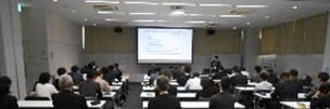 受講者が講義を聴いている写真
