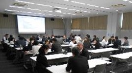受講者同士で】話し合っている写真