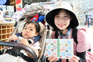 スタンプパスポートを集める親子