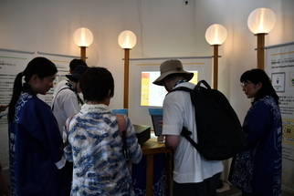 ブースに訪れた人々
