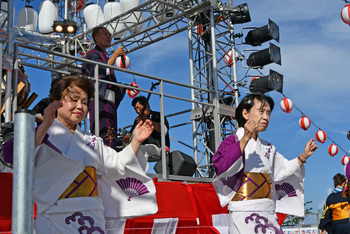交流盆踊りやぐらを前から2