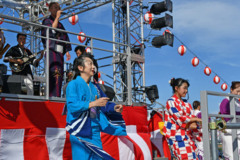 交流盆踊り(やぐらを前から)3