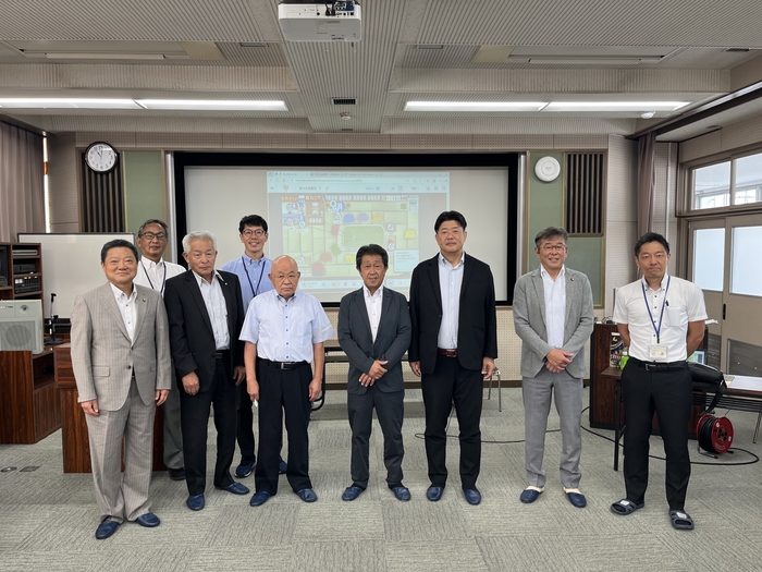 佐賀県武雄市議員団の皆様との集合写真です。