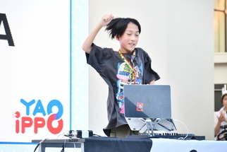 DJのパフォーマンス