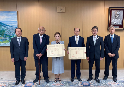 写真：大松市長　紺綬褒章伝達式【野口美文様、野口和枝様】　8月8日