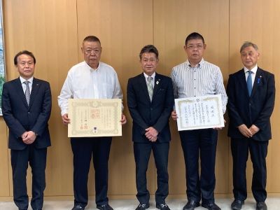 写真：大松市長　紺綬褒章伝達式及び寄附にかかる感謝状贈呈式【株式会社阪神マテリアル様、中道史和様】　8月8日