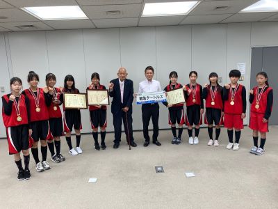 写真：大松市長　8日（金曜日）表敬訪問【竜亀タートルズ様（綱引き）】での様子　8月8日