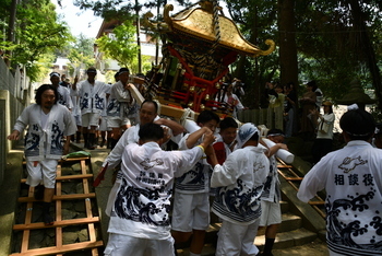 石段を下りる神輿