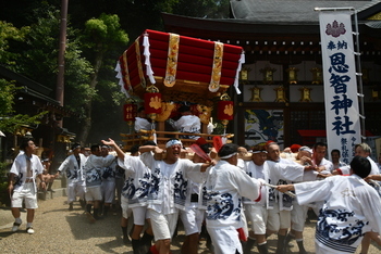 境内を回る布団太鼓