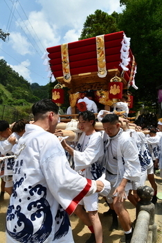 担ぎ上げられる前の布団太鼓