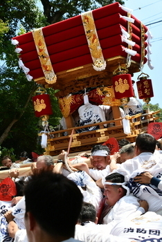 斜めに傾きながら石段を降りる布団太鼓