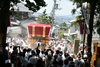 町内の巡行に出発する布団太鼓