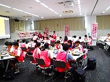 中学生が話し合っている写真