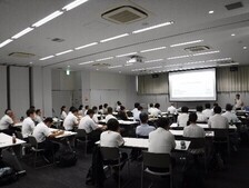 講義を行けている受講者の様子