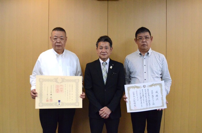 写真：紺綬褒章伝達式の様子