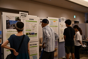 知覧特攻平和会館の展示資料を見る参加者