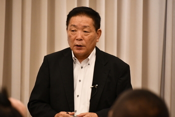 質問に回答する講師