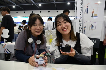 完成したテープディスペンサーを持つ2人の参加者