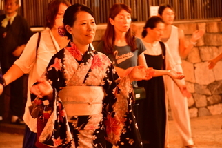 笑顔で踊る浴衣の女性