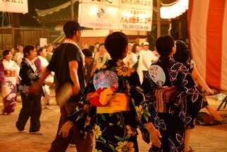 河内音頭を踊る人々