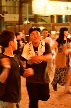 笑顔で踊る男性