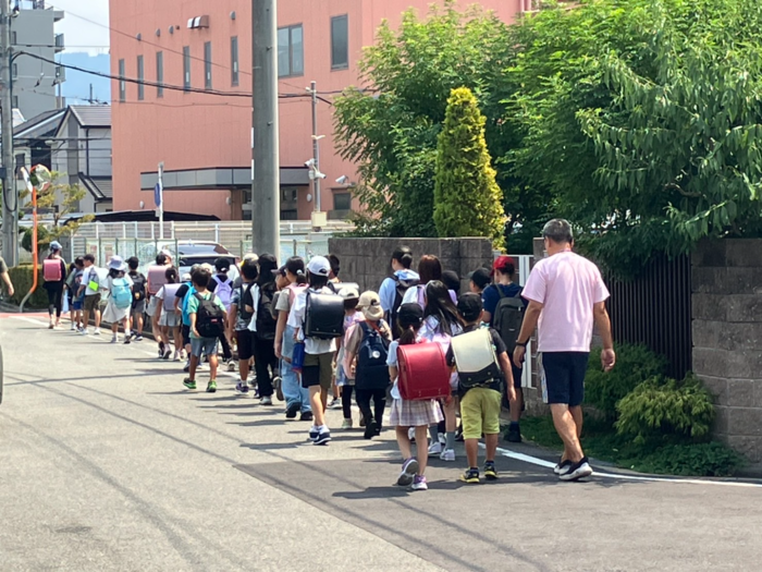 集団下校の様子1