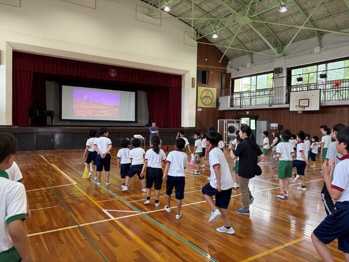 体育館で集合している様子