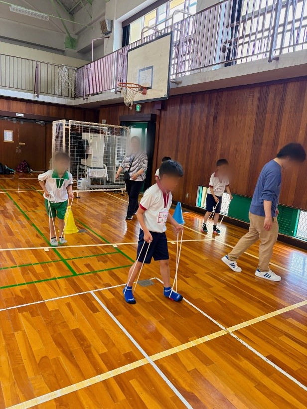 ぽっくりレースをしているようす