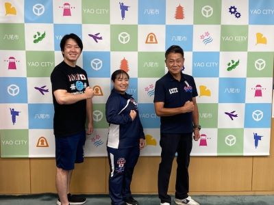 写真：大松市長　表敬訪問【濱田　裕穂選手(パワーリフティング)】での様子　9月24日