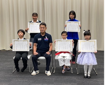 写真：大松市長　令和7年度第1回がんばる「八尾っ子」応援事業表彰式での様子　9月24日
