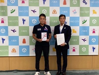 写真：大松市長　オレンジパートナー用ビブス寄贈にかかる御礼状贈呈式【Daigas (大阪ガス)グループ「小さな灯運動」様】での様子　9月24日