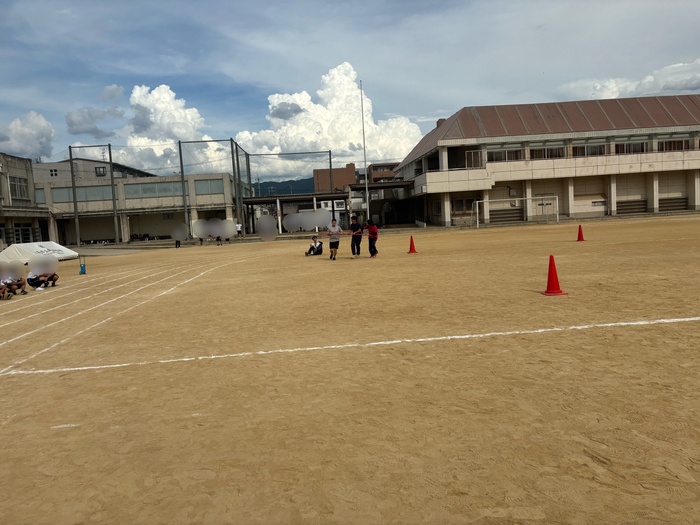 転ぶ1年生の担任の先生
