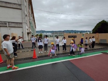 小学校正門前