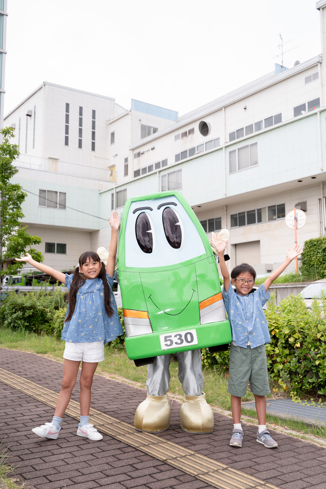 写真：リサイクルセンターの前で撮影