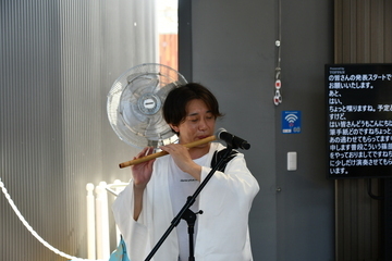 笛を演奏する男性