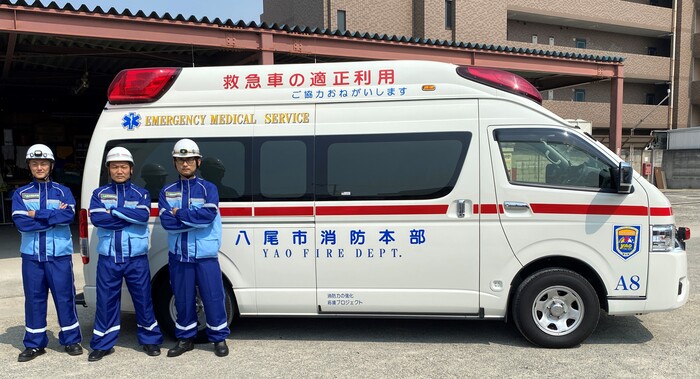 救急車と救急隊員の写真