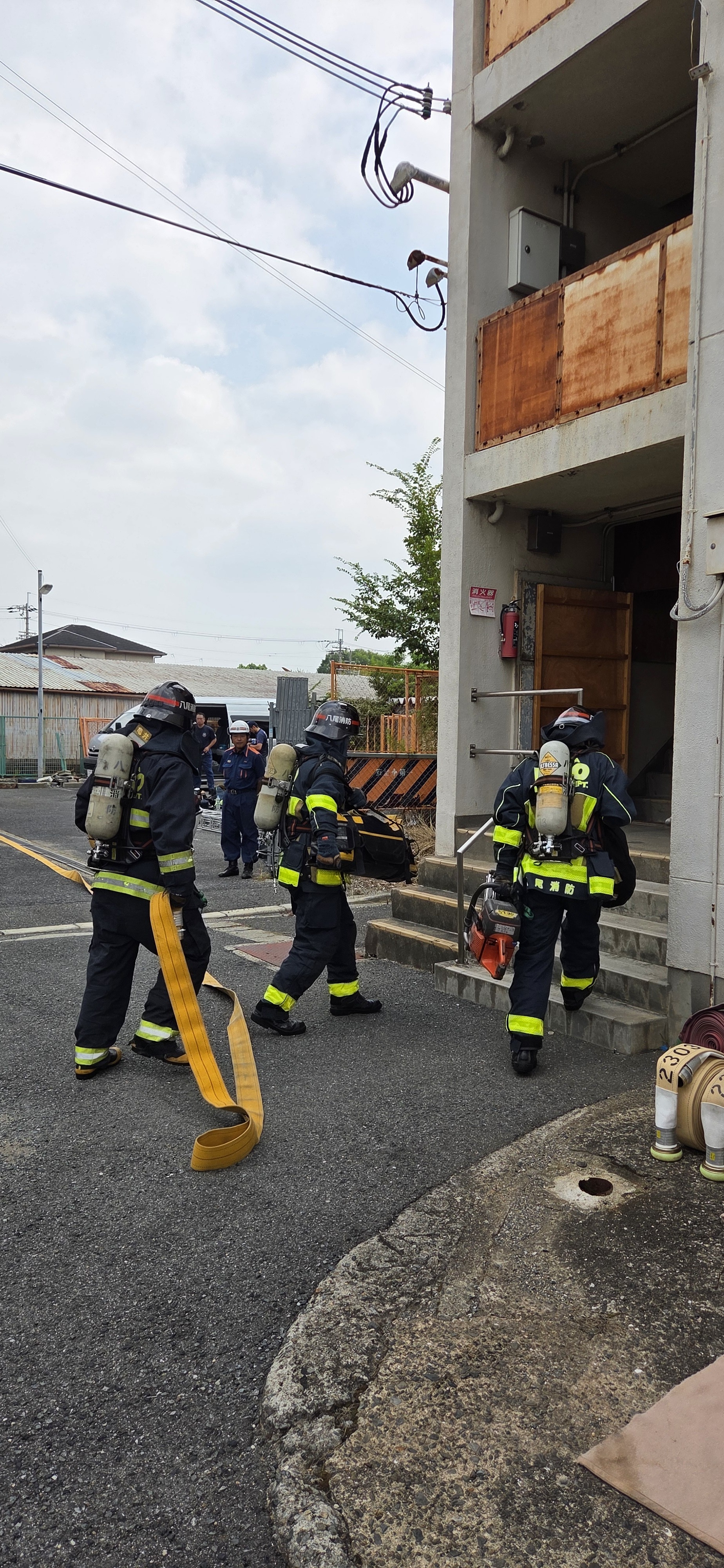 写真：火点室まで資機材搬送及びホース延長