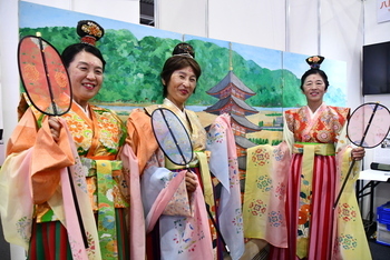 古代衣装着用体験する女性3人組