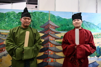 古代衣装着用体験する男性2人組