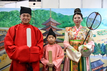 古代衣装着用体験する親子と市長