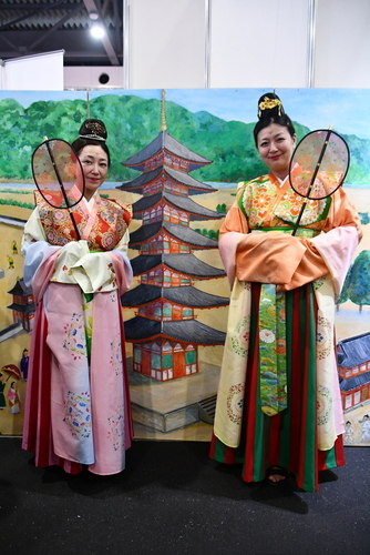 古代衣装着用体験する女性2人組(縦)