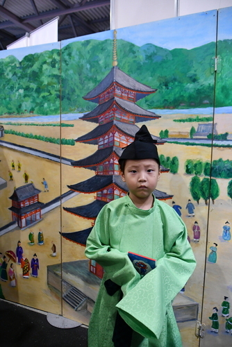 古代衣装着用体験する少年