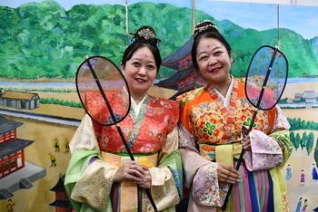 古代衣装着用体験する女性2人組